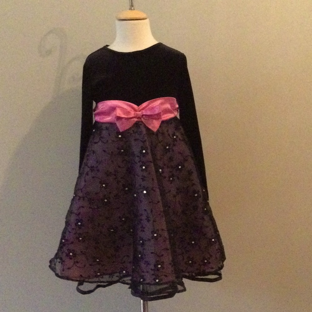 Dress size6, flower lace, layered skirt, pink bow/ribbon, YouTie bow in the back